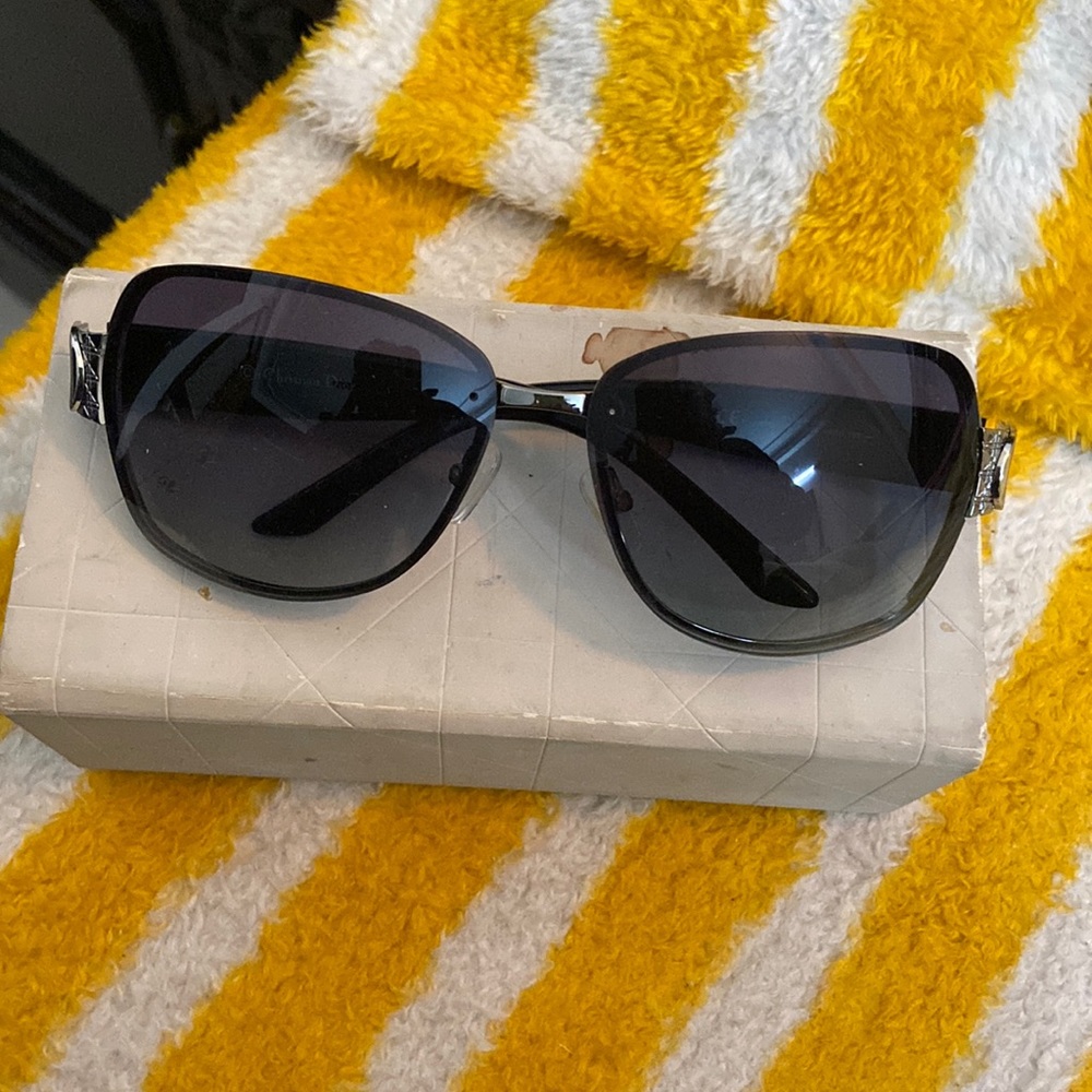 DIOR❌❌ SUNGLASSES💯 authentic - Picture 1 of 8